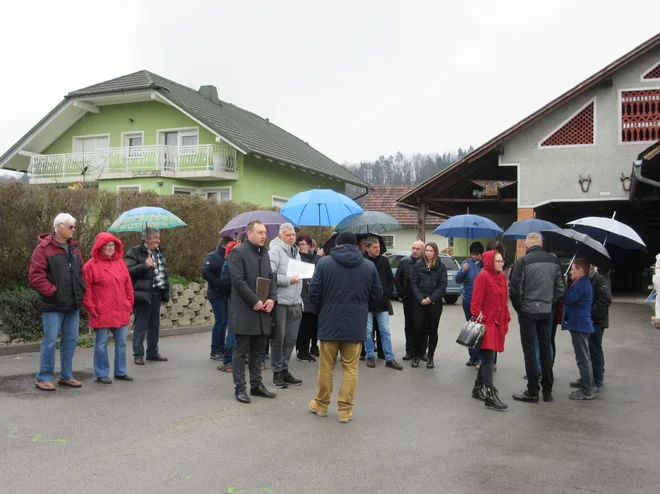 Okoli dvajset krajanov, najbližjih sosedov logističnega centra na Lopati, se je dopoldne zbralo na protestnem shodu. FOTO: Špela Kuralt/Delo