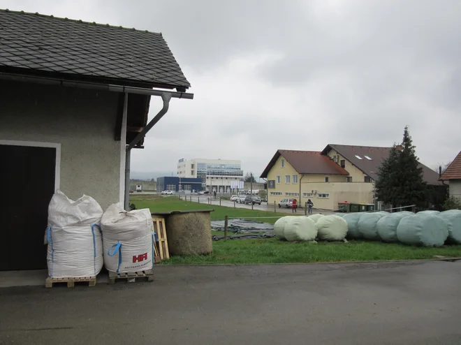 Kmetija Brežnik je v neposredni bližini že obstoječega logističnega centra. Še dodatnih tovornjakov si praktično pred hišo ne želijo. FOTO: Špela Kuralt/Delo