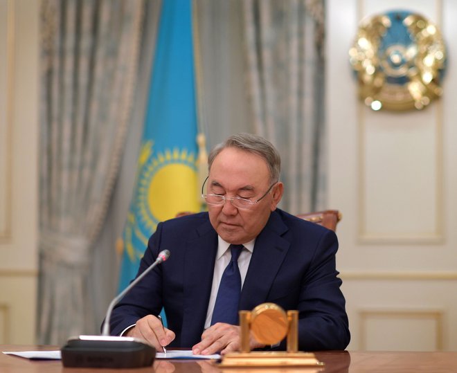 Predsednik v odhodu ob podpisu dekreta, s katerim vodenje države predaja »novi generaciji vodij«. FOTO: Handout/Reuters
