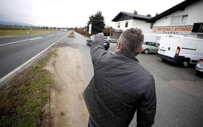 Sogovornik iz bara pri Jurčku kaže mesto, kjer se je pripetila zloglasna aretacija. FOTO: Roman Šipić