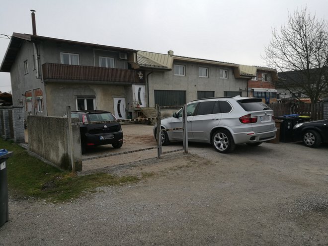 Hiša v Zalogu na Kašeljski, kjer so pod parkiranim vozilom našli bombo. FOTO: Tomica Šuljić