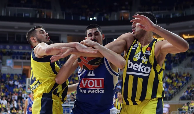 Mladega 19-letnega Gruzijca pri Budućnosti Gogo Bitadzeja sta se Fenerbahčejeva igralca Nikola Kalinić (levo) in Ahmet Duverioglu  lotila po moško. FOTO: euroleague.net