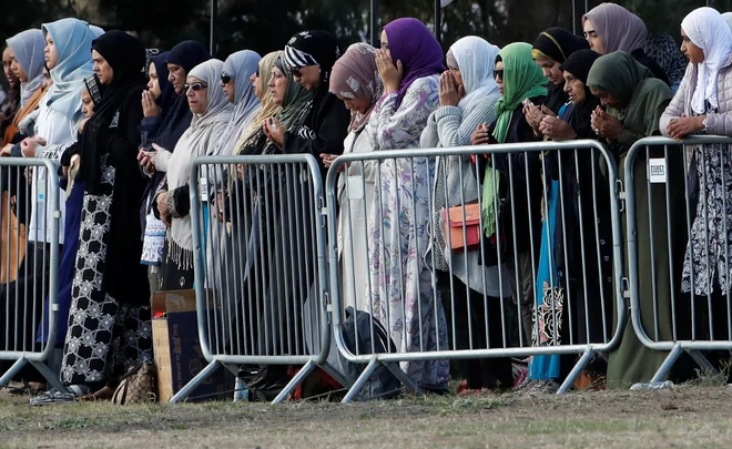 Žalujoči na prvem pogrebu. FOTO: Reuters