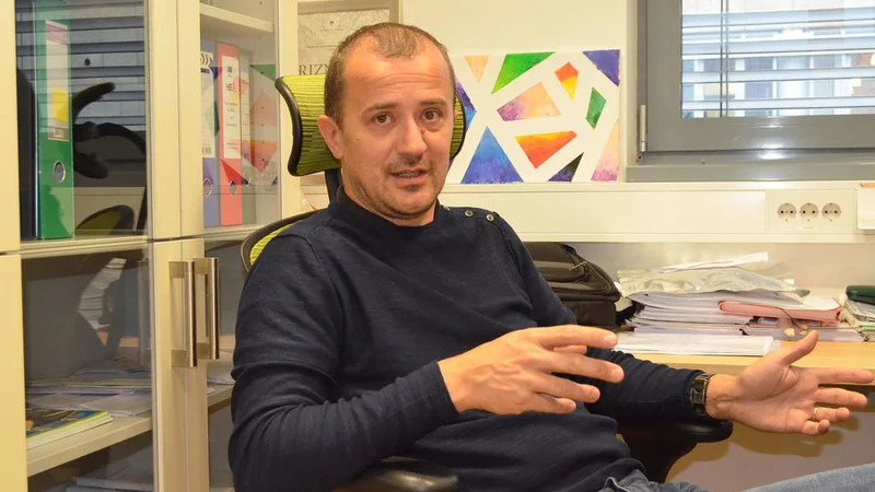Fotografija: Prof. dr. Robert Dominko, raziskovalec na Kemijskem inštitutu v Ljubljani, čigar fokus so sodobni baterijski sistemi za električne avtomobile. Foto Gašper Boncelj