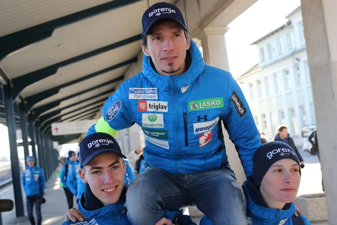 Reprezentančni kolegi so Kranjca na ramah prinesli na peron za &raquo;zadnji&laquo; vlak v Planico. FOTO: Tomi Lombar/Delo