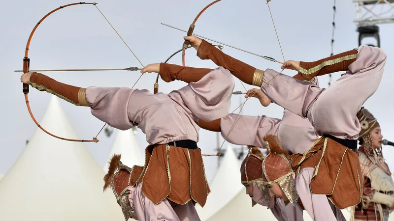 Fotografija: Kirgiški plesalci nastopajo na festivalu kamel, ki ga v puščavi Rumah organizira kralj Abdulaziz. Festivala v Saudski Arabiji se udeležijo večinoma beduini in nomadi iz vsega sveta. Foto Fayez Nureldine Afp