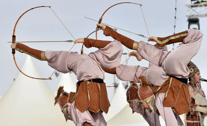 Kirgiški plesalci nastopajo na festivalu kamel, ki ga v puščavi Rumah organizira kralj Abdulaziz. Festivala v Saudski Arabiji se udeležijo večinoma beduini in nomadi iz vsega sveta. Foto Fayez Nureldine Afp