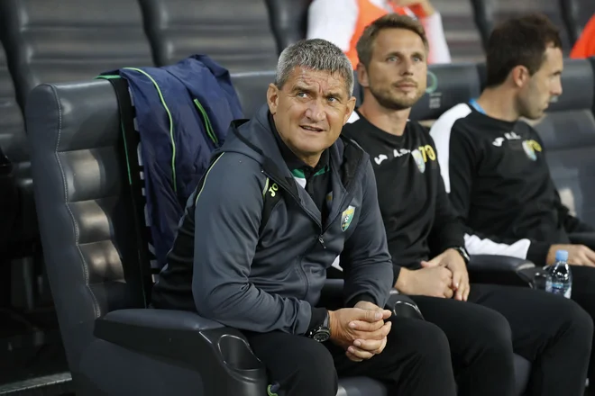 Marijan Pušnik (levo) bo odslej izbiral nogometaše in nadziral svojega naslednika na trenerskem stolčku Rudarja Almirja Sulejmanovića (v sredini). FOTO Leon Vidic/Delo