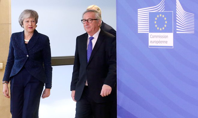 Britanska premierka Theresa May in predsednik evropske komisije Jean-Claude Juncker med srečanjem februarja v Bruslju. FOTO: François Walschaerts/AFP