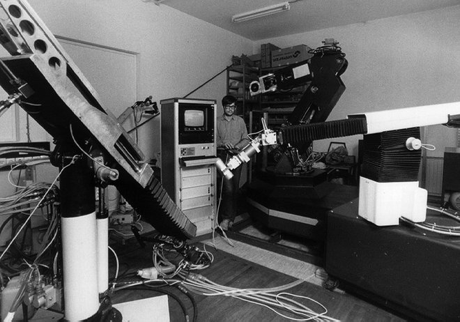 Začetki robotike na IJS leta 1985. FOTO: Fotoarhiv IJS