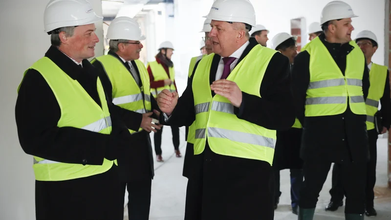 Fotografija: Peter Weber (levo) na ogledu gradbišča obrata medicinskih elastomerov. Prihodnji mesec naj bi stekla proizvodnja, Lonstroff pa razmišlja tudi o širitvi. FOTO: Uroš Hočevar