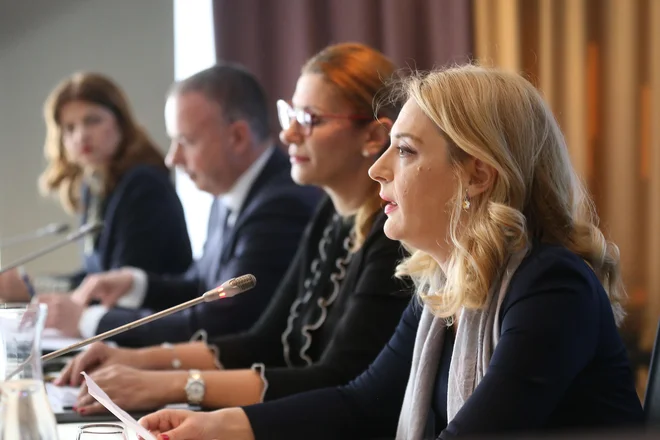 Kaj bodo lastniki AIK banke prinesli slovenski družbi in bančništvu? Na sliki z leve: Sonja Šmuc, generalna direktorica GZS, Mario Henjak, predsednik uprave Gorenjske banke, Jelena Galić, prva nadzornica Gorenjske banke, in Zorana Vlatković, ambasadorka Srbije v Sloveniji.<br />
Foto Leon Vidic/Delo
