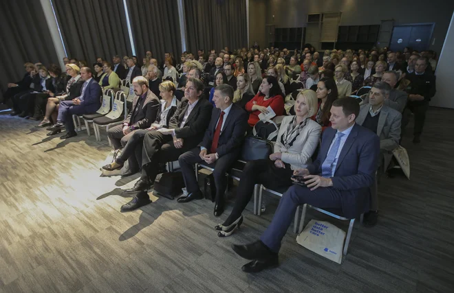 Včerajšnji posvet v hotelu Lev se ni končal z optimističnimi mislimi. FOTO: Jože Suhadolnik/Delo