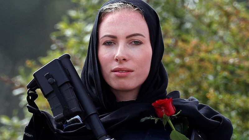 Fotografija: Policistka na pogrebni slovesnosti za žrtve terorističnega napada v Christchurchu. Po vsej državi je tudi pred mošejami okrepljena policijska prisotnost. FOTO: Jorge Silva/Reuters