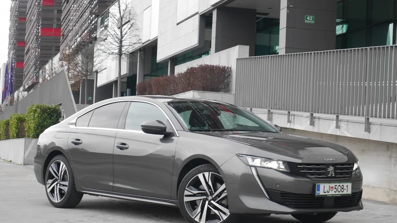 Fotografija: Morda je navzven še videti kot klasična limuzina, a peugeot 508 je bolj petvratni limuzinski kupe, ki privlači poglede in sproža pozitivne komentarje. Foto Boštjan Okorn