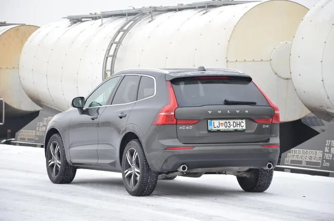 Z zadnje strani se zdi XC 60  ravno prav velik. Umirjen, vendar dovolj prepoznaven. Foto Gašper Boncelj