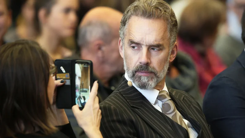 Fotografija: Jordan Peterson je novembra lani v sklopu promocijske turneje svoje knjige Dvanajst pravil za življenje obiskal tudi Ljubljano. FOTO: Jure Eržen/Delo