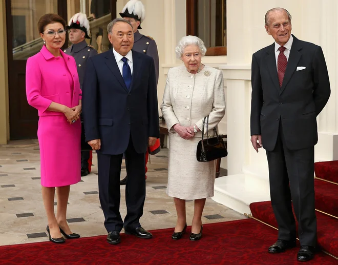 Nursultan Nazarbajev in Dariga Nazarbajeva na obisku pri kraljici Elizabeti II. FOTO: Chris Jackson/Reuters