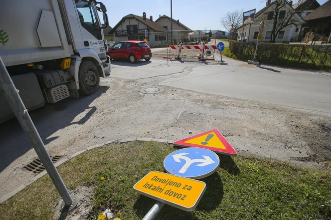 Cesta je gradbišče, vozniki iščejo obvoze. FOTO: Jože Suhadolnik/Delo