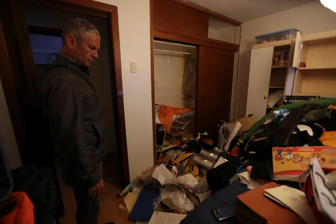 Okoli pol tretje ure zjutraj je več kot 15 zamaskiranih pripadnikov Sebina vdrlo v hiši Roberta Marrera. Foto: Ivan Alvarado/Reuters