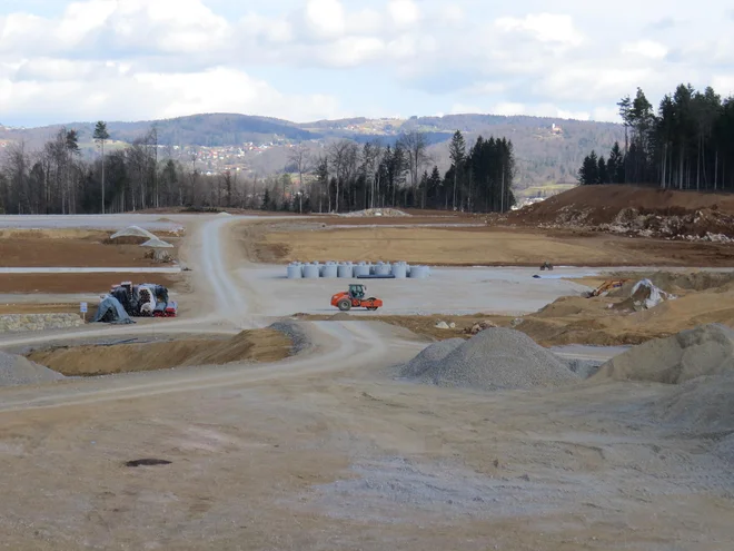Del bodoče industrijske cone Škrjanče v ivanški občini, v kateri lastniki zemljišč nestrpno čakajo na odprtje nove razdelilne transformatorske postaje v Ivančni Gorici. FOTO: Bojan Rajšek/Delo