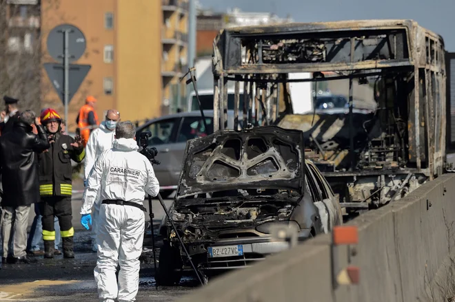 Od avtobusa, na katerem je voznik prisilno zadrževal 51 osnovnošolcev, je ostalo le sežgano ogrodje. FOTO: Flavio Lo Scalzo/AFP