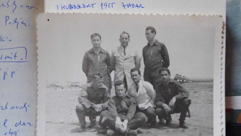 Fotografija: Albin (stoji skrajno levo) z drugimi piloti thunderboltov v Zadru leta 1955
Foto osebni arhiv A. P.