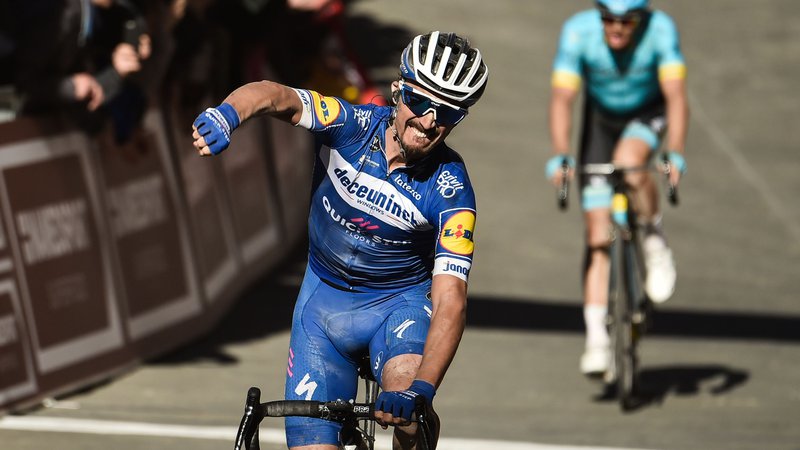 Fotografija: Julian Alaphilippe je trenutno najbolj vroče ime svetovnega kolesarstva, zato bo danes pod drobnogledom tekmecev. FOTO: AFP