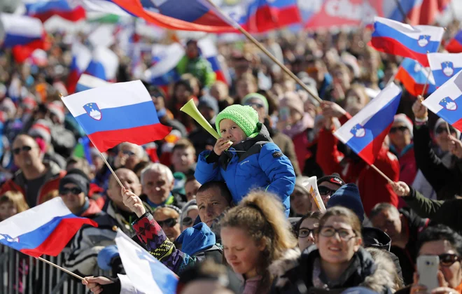 Navijači so dobro napolnili dolino pod Poncami. FOTO: Matej Družnik/Delo