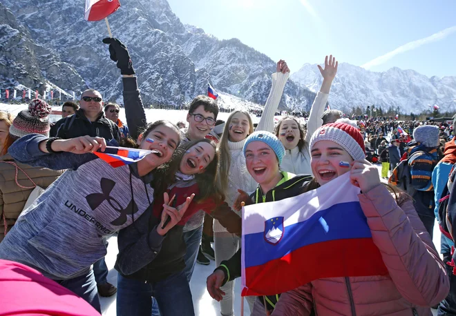 Včeraj je bil v Planici dan za mlade navijače. FOTO: Matej Družnik/Delo