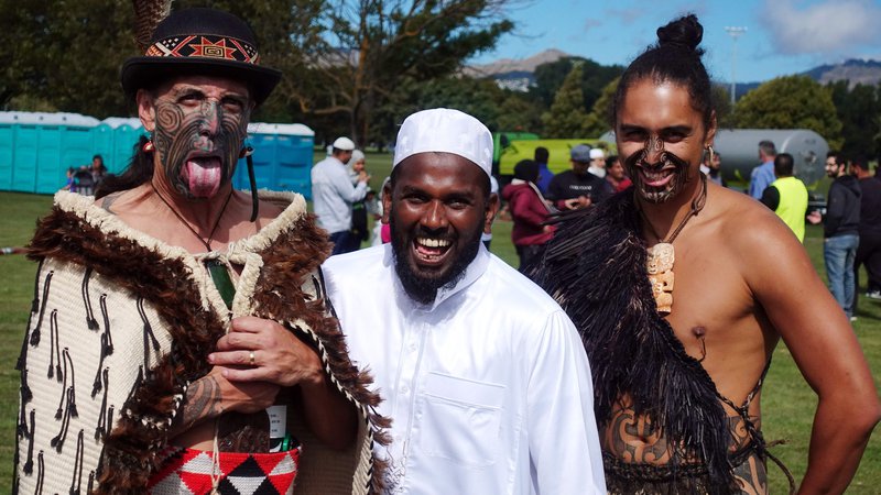 Fotografija: Molitve in dveh minut tišine za 50 žrtvami pokola v Christchurchu, šestega najbolj tragičnega strelskega pohoda v zgodovini, so se v petek poleg muslimanov udeležili tudi drugi Novozelandci, med njimi domorodci Maori (na fotografiji levo in desno v tradicionalnih opravah). Foto AFP