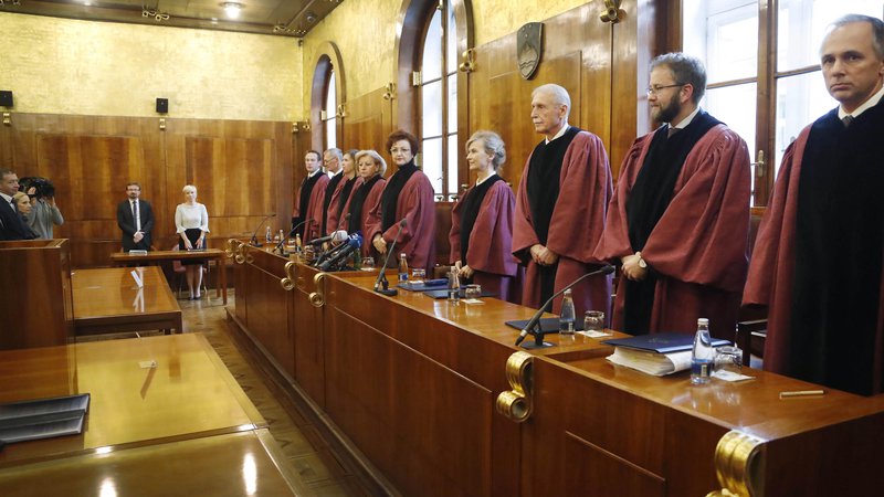 Fotografija: Ustavno sodišče v vse več sodbah odloča po vsebinski plati. Foto Leon Vidic