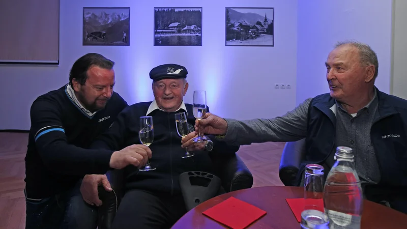 Fotografija: Vse najboljše, Planica! Ob jubileju so nazdravili Sebastjan Gorišek (levo), njegov oče, konstruktor letalnice Janez Gorišek (v sredini), in Jože Šlibar. FOTO: Matej Družnik/Delo