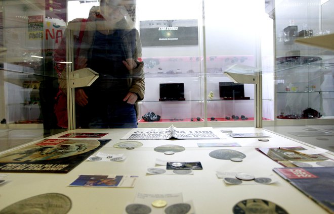 Kovanci z vesoljskimi motivi in naslovnice časopisov, tudi <em>Dela</em>, o pristanku človeka na Luni leta 1969 FOTO: Roman Šipić