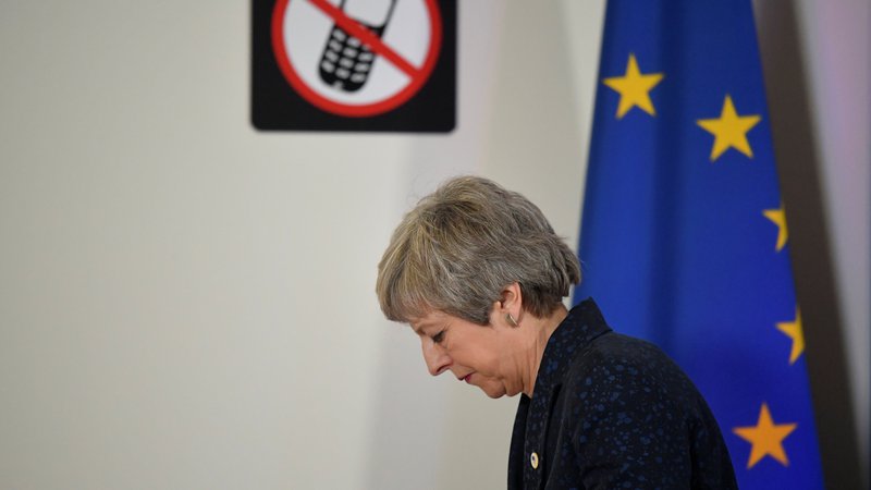 Fotografija: Britanska premierka Theresa May več kot očitno nima odgovorov na ključna vprašanja, ki jih poraja preložitev datuma izstopa. FOTO: Reuters