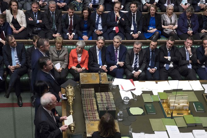 Konservativna vlada bi z izvedbo testnih glasovanj efektivno prepustila nadzor nad procesom izstopa britanskemu parlamentu. FOTO: Jessica Taylor/AFP