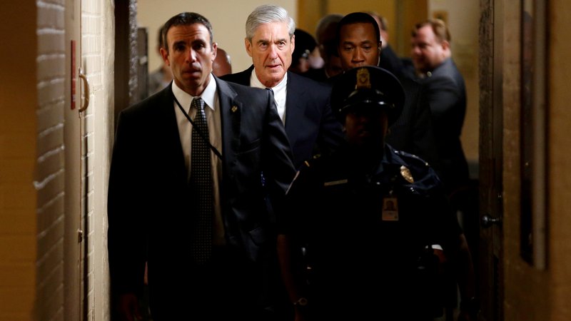 Fotografija: Ameriški mediji sledijo posebnemu preiskovalcu Robertu Muellerju na vsakem koraku, saj naj bi ta zelo kmalu objavil poročilo o »ruski preiskavi«. Foto Reuters