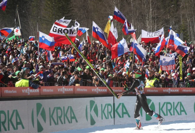 Med zveste navijače je zmetal vso svojo opremo. Preostali del bo predal klubu. Pravi da ničesar ne bo ohranil doma, saj skakal ne bo več nikoli. Niti kdaj za hobi. FOTO: Marko Feist/Slovenske novice