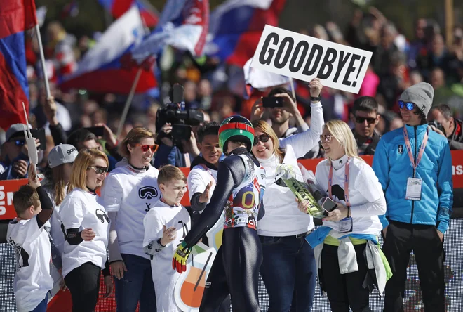 V izteku planiške letalnice so ga pričakali družina, prijatelji, nekdanji sotekmovalci ... FOTO: Matej Družnik/Delo