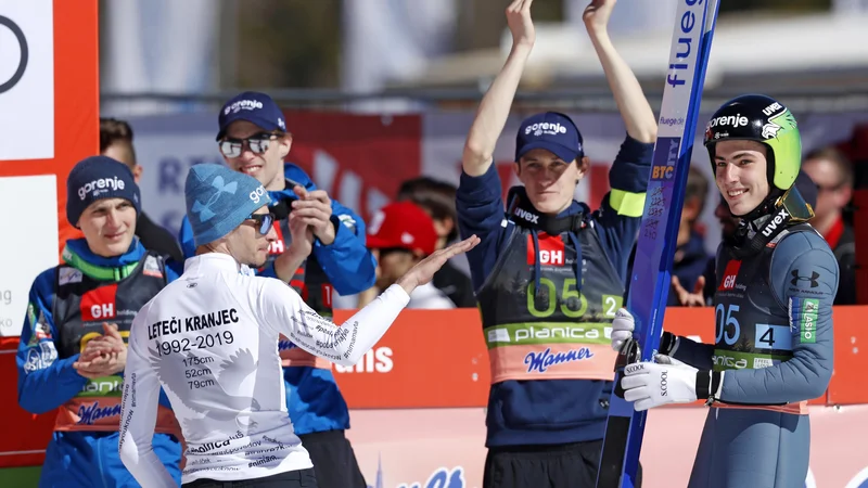 Fotografija: Anže Semenič, Peter Prevc, Domen Prevc in Timi Zajc v družbi Roberta Kranjca v izteku planiške velikanke. FOTO: Matej Družnik