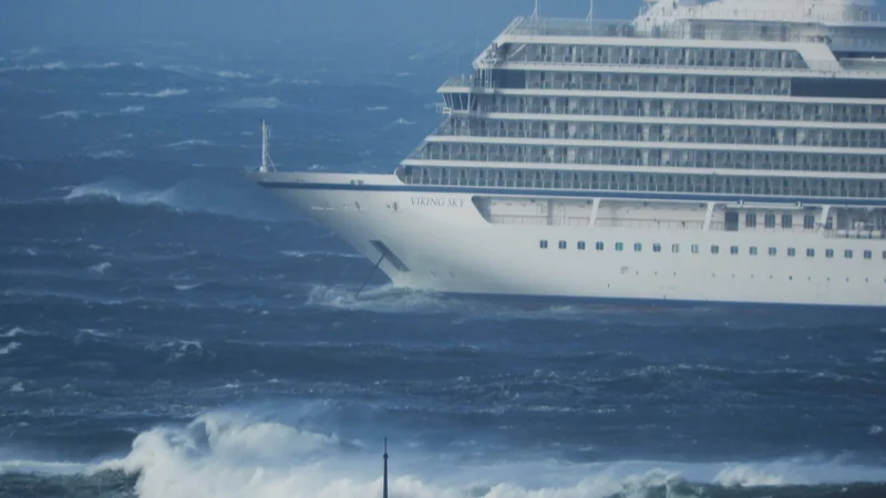 Norveška televizija NRK je predvajala posnetke križarke Viking Sky, ki je obtičala v morju pred obalo Hustadvike. FOTO: Reuters