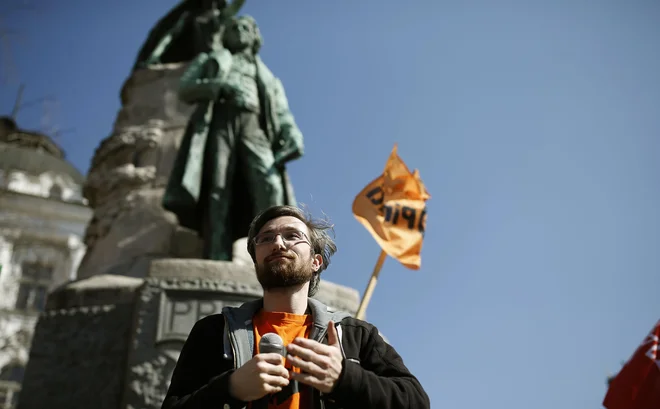 Predsednik Piratske stranke Slovenije Rok Andree<strong> </strong>(na fotografiji)<strong> </strong>je ob robu protesta za <em>STA </em>dejal, da so se danes pridružili somišljenikom v več evropskih mestih. FOTO: Blaž Samec