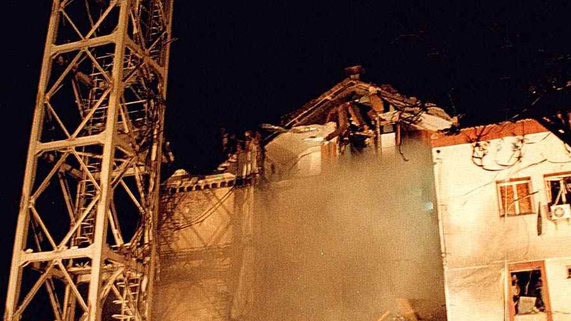 Fotografija: Natova letala so leta 1999 bombardirala in porušila tudi zgradbo srbske televizije. Foto/Epa