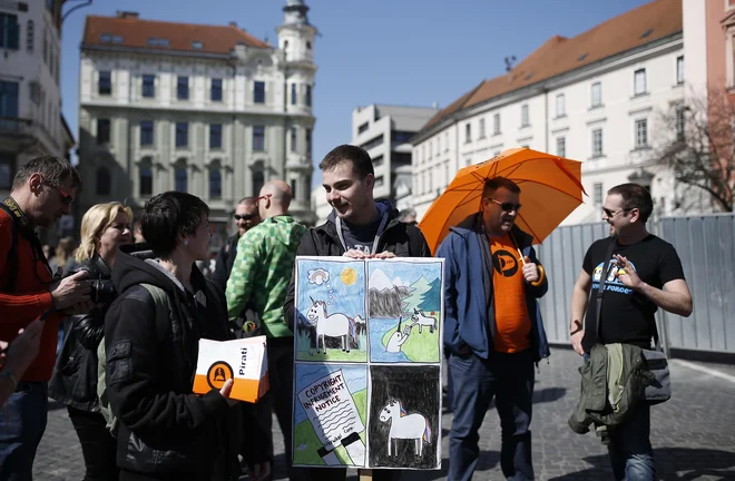 Na protestu prejšnjo soboto so udeleženci evropske poslance pozivali k zavrnitvi direktive. Foto Blaž Samec