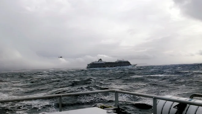 Križarka Viking Sky bi lahko trčila ob skalnato obalo. FOTO: Reuters