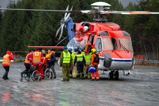 Reševanje potnikov poteka s pomočjo petih helikopterjev. FOTO: Reuters