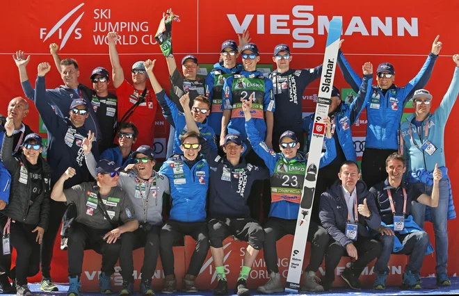 Slovenska skakalna ekipa po zaključku svetovnega pokala v Planici. FOTO: Matej Družnik/Delo