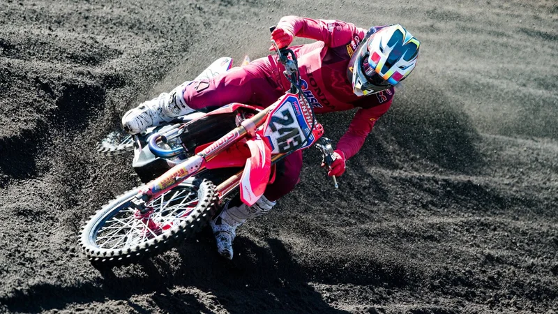 Fotografija: Tim Gajser je kljub padcu v prvi vožnji zasedel tretje mesto. FOTO: Team Gariboldi