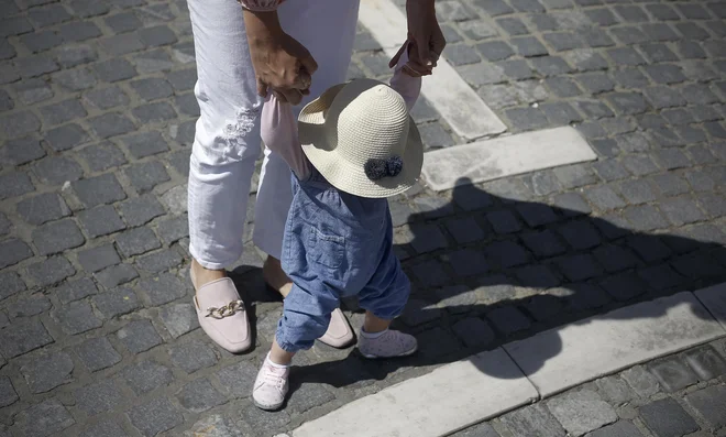 Podgorškova pravi, da vsako obdobje v materinstvu prinese drugačne stvari in izzive: včasih je res tako, da majhni otroci – male skrbi, večji otroci – velike skrbi.<br />
FOTO: Blaž Samec/Delo