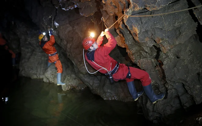 Plezanje je sestavni del jamarstva ... in doživetja na turi Po poteh Luke Čeča. FOTO: Blaž Samec